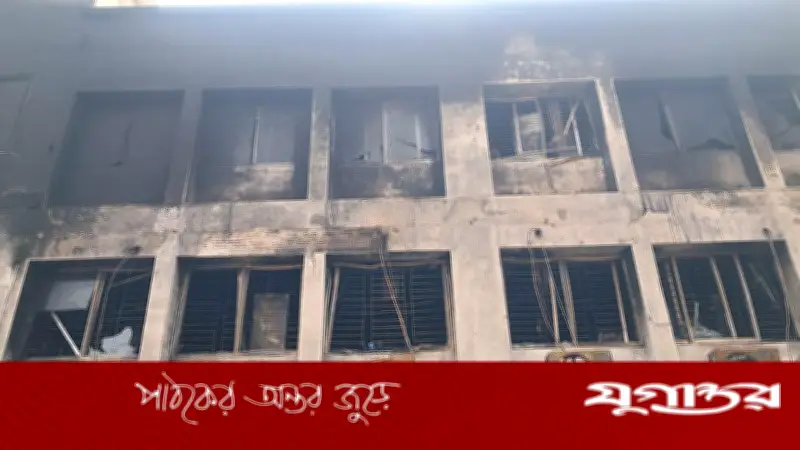 বাগেরহাটে অগ্নিকাণ্ড: মুক্তিযোদ্ধা সংসদ ভবনে ১৫ দোকান ও ডায়াগনস্টিক সেন্টার পুড়ে ছাই