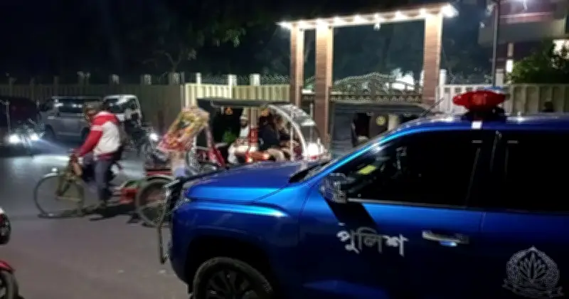 গোপালগঞ্জে জেলা প্রশাসকের বাসভবনের সামনে ককটেল বিস্ফোরণ, শহরে আতঙ্ক