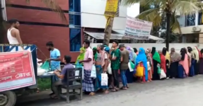 খুলনায় দ্রব্যমূল্য বৃদ্ধিতে জনদুর্ভোগ, ওএমএস কেন্দ্রে ভিড় বাড়ছে