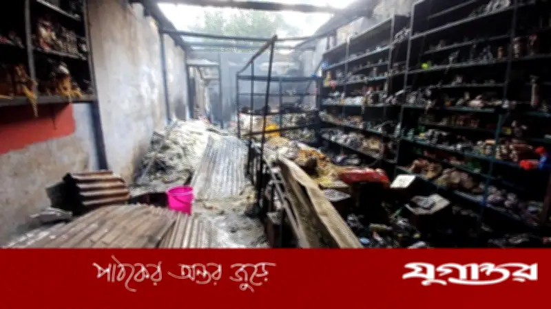 লক্ষ্মীপুরের রায়পুরে ভয়াবহ আগুনে আট ব্যবসা প্রতিষ্ঠান পুড়ে ছাই