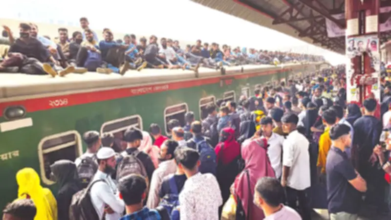 নির্বাচন ঘিরে রেলস্টেশনে বাড়িমুখী মানুষের ঢল, বিএনপি নেতাদের ভোটকেন্দ্র ও রাজনীতির দুই রূপ
