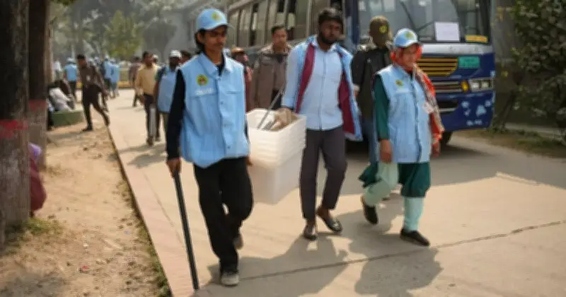 ত্রয়োদশ জাতীয় সংসদ নির্বাচনের জন্য রাজধানীর কেন্দ্রে পাঠানো হচ্ছে নির্বাচনি সরঞ্জাম