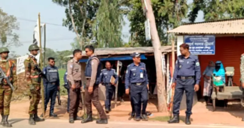 নওগাঁর বদলগাছীতে ভোটের আগে পাঁচটি পেট্রোলবোমা উদ্ধার, নিষ্ক্রিয় করেছে আইনশৃঙ্খলা বাহিনী