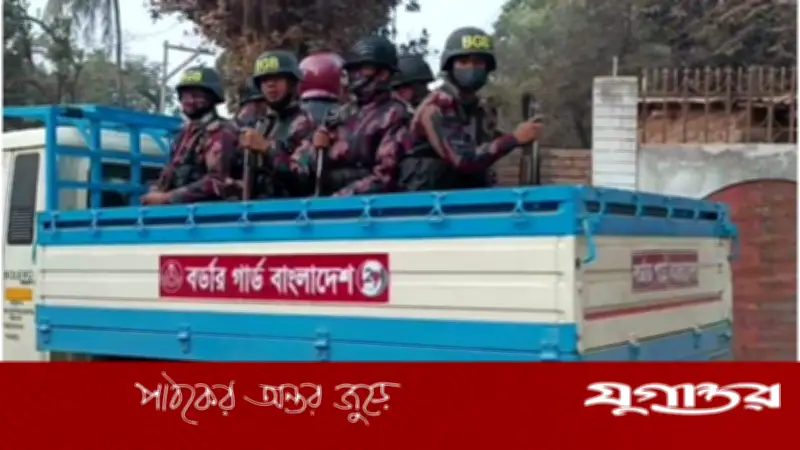 সীমান্তবর্তী হিলিতে নির্বাচনি নিরাপত্তা জোরদার: পুলিশ-বিজিবি-র্যাবের যৌথ টহল