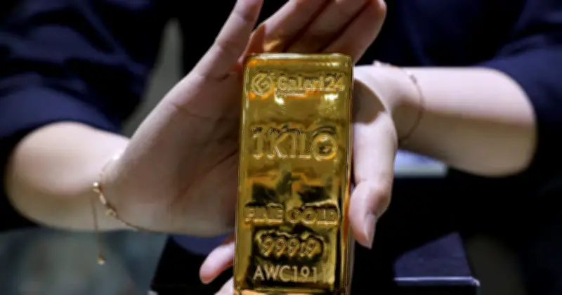 বিশ্বজুড়ে সোনার বাজারে নতুন উন্মাদনা: দাম চারগুণ বৃদ্ধি ও বিনিয়োগের সম্ভাবনা