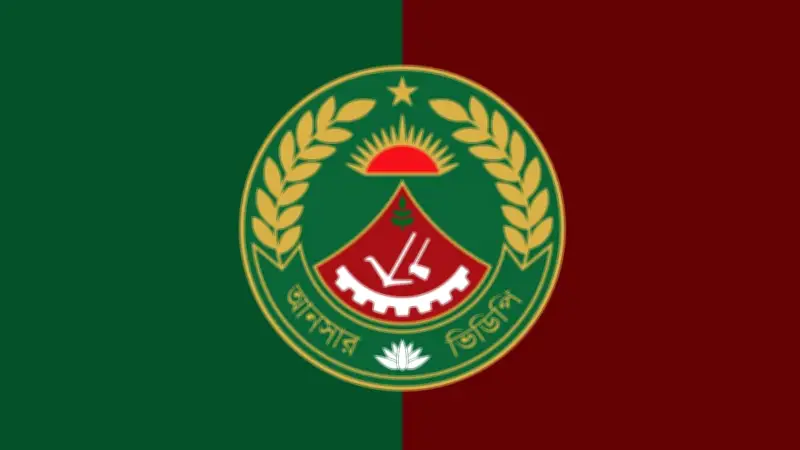 টাকার বিনিময়ে নির্বাচনি দায়িত্ব সরানো: জয়পুরহাটে সংঘর্ষে আহত ১১, ভোটকেন্দ্রে হট্টগোল ও ককটেল বিস্ফোরণ