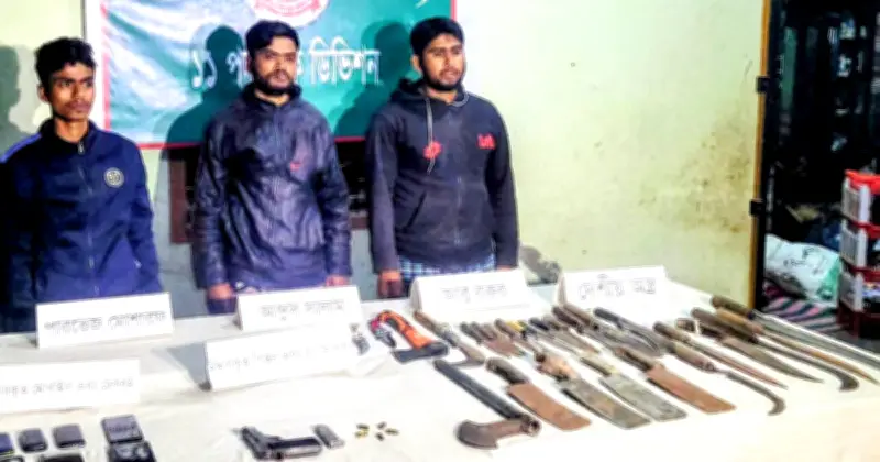 বগুড়ার নন্দীগ্রামে সেনাবাহিনীর অভিযানে তিন নেতাকর্মী গ্রেফতার, বিদেশি পিস্তলসহ অস্ত্র উদ্ধার