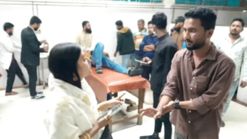 জয়পুরহাটে নির্বাচনী সংঘর্ষে আহত ৯, স্বতন্ত্র প্রার্থী সাবেকুন নাহারকে থানায় নিয়ে যাওয়া