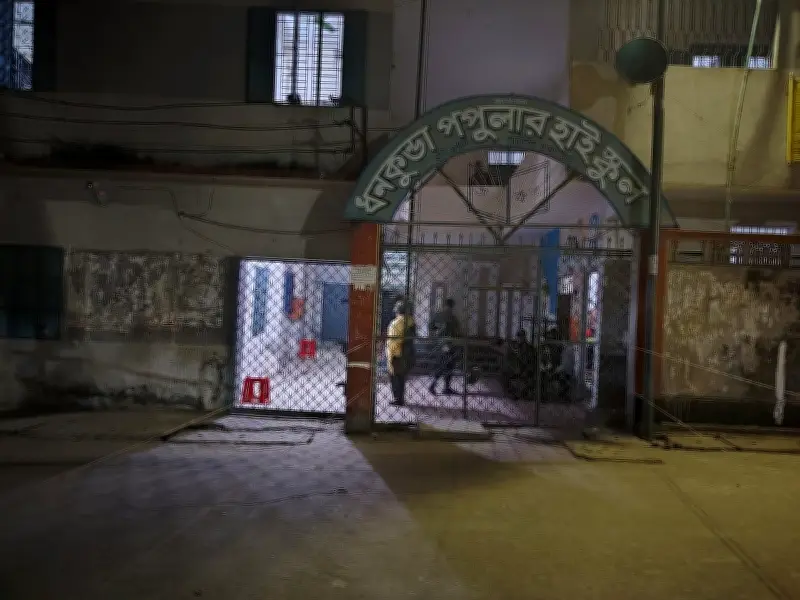 নারায়ণগঞ্জে ভোটকেন্দ্রে ব্যালট পেপার নিয়ে উত্তেজনা, জামায়াত নেতার বিরুদ্ধে অভিযোগ