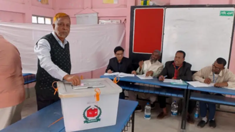 চট্টগ্রামে ত্রয়োদশ জাতীয় সংসদ নির্বাচনের ভোটগ্রহণ শুরু, উৎসবমুখর পরিবেশে দীর্ঘ সারি