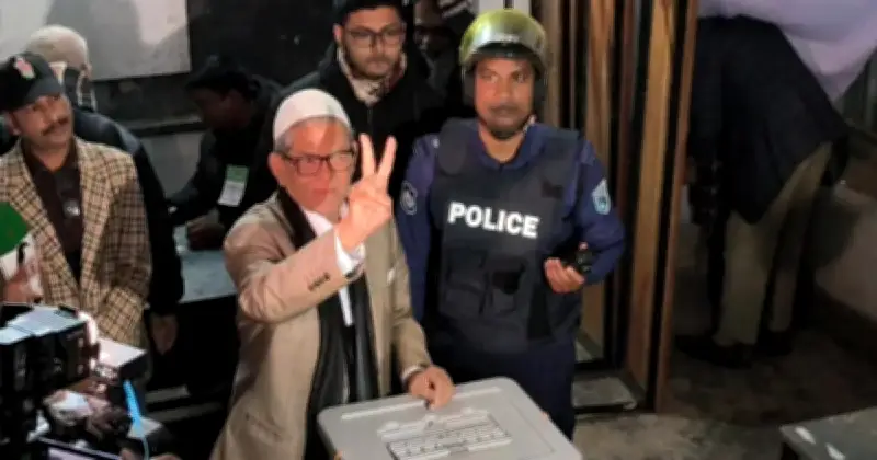 বিএনপির মহাসচিব মির্জা ফখরুল ইসলাম আলমগীর ত্রয়োদশ সংসদ নির্বাচনে ভোট দিলেন