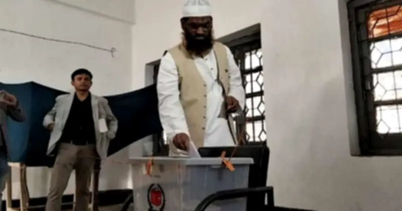 ঢাকা-১৩ আসনে মাওলানা মামুনুল হকের ভোটদান, নির্বাচন কমিশনের শান্তিপূর্ণ পরিবেশের দাবি