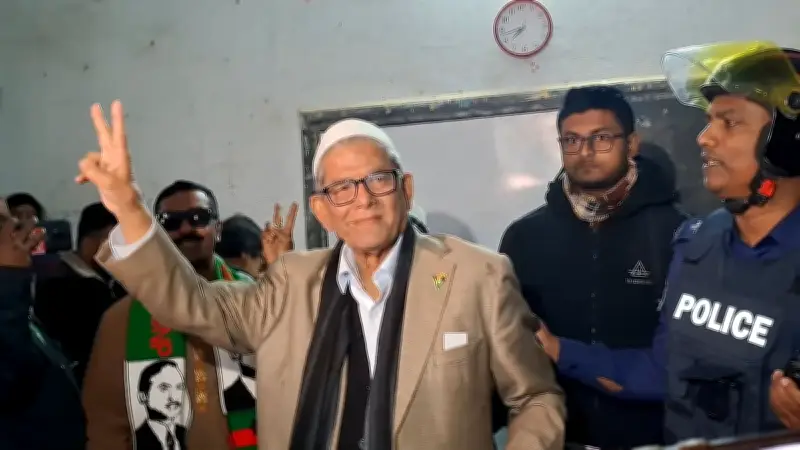ঠাকুরগাঁও-১ আসনে ভোট দিলেন বিএনপি মহাসচিব মির্জা ফখরুল ইসলাম আলমগীর