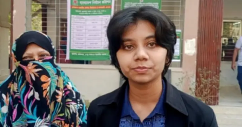 জীবনের প্রথম ভোট দিলেন ঢাকা-৬ আসনের আফিয়া জান্নাত, বললেন 'নাগরিক অধিকার চর্চা করতে পেরে ভালো লাগছে'