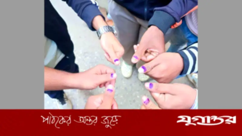 ফতুল্লায় ত্রয়োদশ সংসদ নির্বাচনে প্রথমবার ভোট দিয়ে তরুণদের উল্লাস