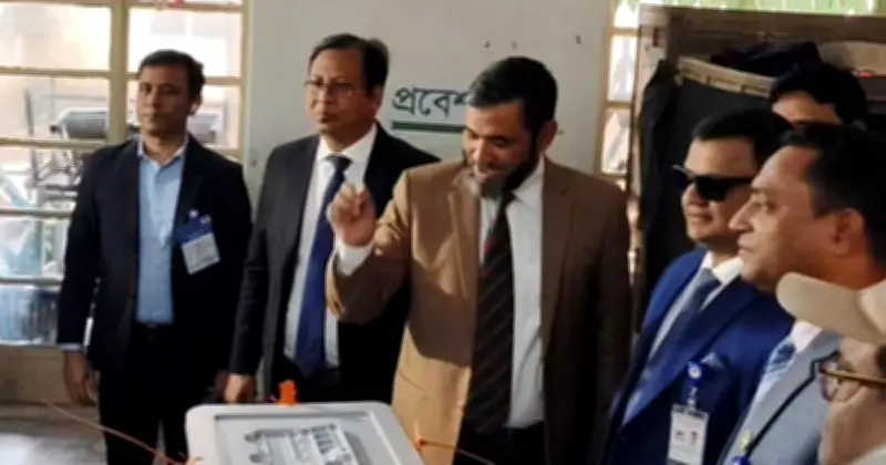 ত্রয়োদশ জাতীয় সংসদ নির্বাচনে ভোট দিলেন নির্বাচন কমিশনার সানাউল্লাহ