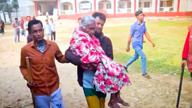 ১২০ বছর বয়সী তৈয়বজান দুই নাতির কাঁধে চড়ে ভোট দিলেন ময়মনসিংহে
