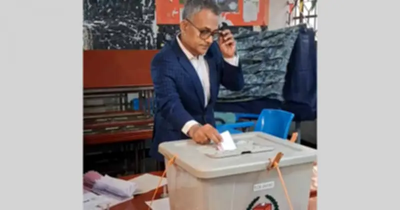 ঢাকা-১০ আসনে বিএনপি প্রার্থী শেখ রবিউল আলমের ভোটদান ও প্রশাসনের নিরপেক্ষতার প্রশংসা