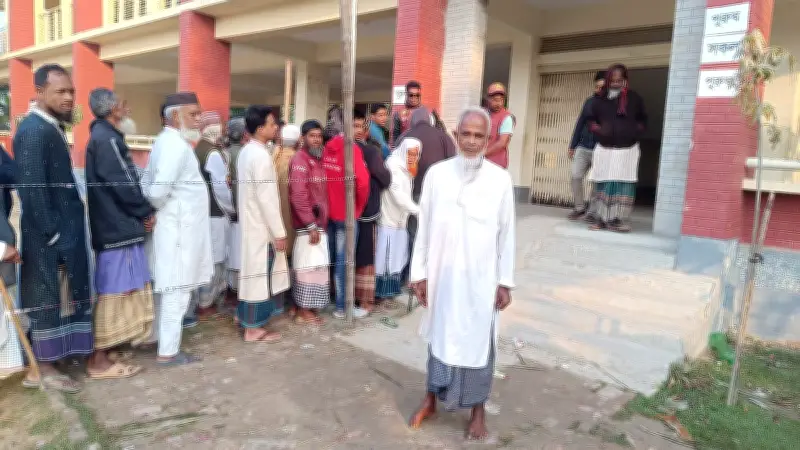 খুলনার কয়রায় ভোটের সকাল: ৭০ বছরের আবদুর রাজ্জাকের 'নতুন ভোটার' অনুভূতি