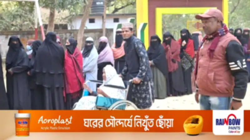 ৮৫ বছরের বৃদ্ধার গণতন্ত্রের প্রতি ভালোবাসা: হুইলচেয়ারে চেপে ভোট দিলেন আবজান বিবি