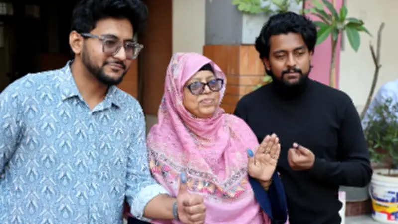 ভোটের উচ্ছ্বাস: নতুন ভোটারদের আনন্দে মুখরিত রাজধানীর বিভিন্ন কেন্দ্র