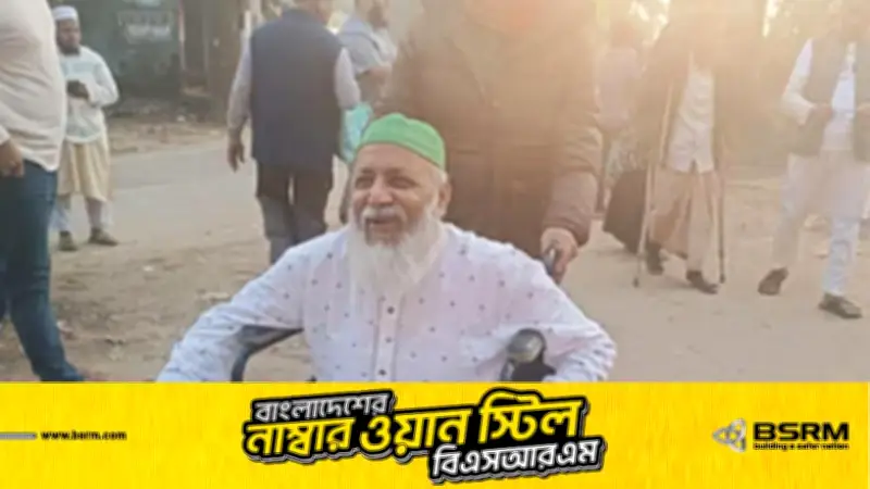 ১৭ বছর পর হুইলচেয়ারে চেপে ভোট দিলেন ৮০ বছরের আবদুল্লাহ