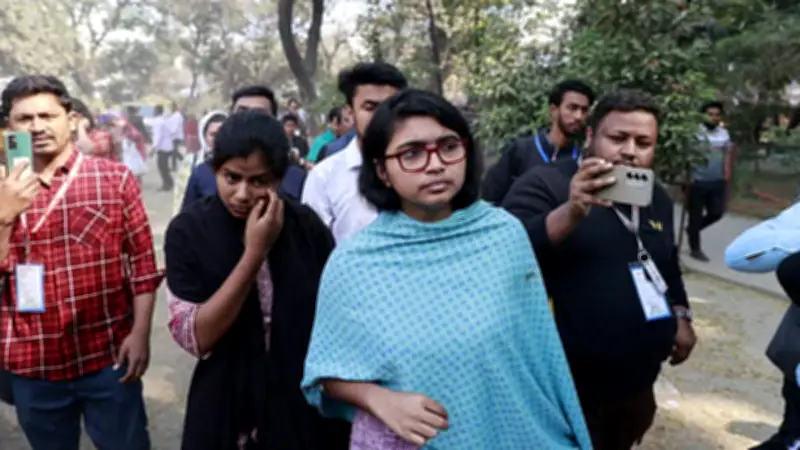 পোলিং এজেন্ট বিতাড়ন, ককটেল বিস্ফোরণ ও ভোটকেন্দ্রে নেতাদের উপস্থিতি