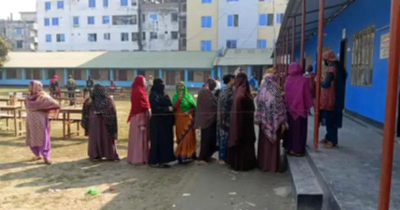 খুলনা-২ আসনে প্রথম দুই ঘণ্টায় ১৫.৬০ শতাংশ ভোট পড়েছে, নতুন ও পুরাতন ভোটারদের উৎসাহ