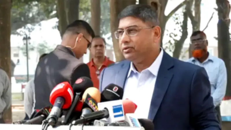 সেনাপ্রধানের আহ্বান ও বিস্ফোরণে ভোট: প্রধান উপদেষ্টা ভোট দিলেন, সিইসি বললেন নির্বাচন হচ্ছে সুষ্ঠু