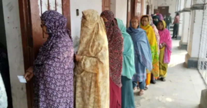 বগুড়া-৬ আসনে ভোটকেন্দ্রে নারী ভোটারদের উত্তপ্ত বাকবিতণ্ডা, প্রধানমন্ত্রী হবি নিয়ে বিতর্ক