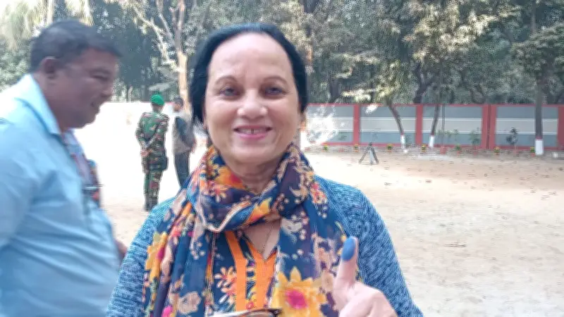 ৩৫ বছর বিদেশে থাকার পর প্রথম ভোট দিলেন জেসমিন আশরাফ, স্বামীকেও সহায়তা