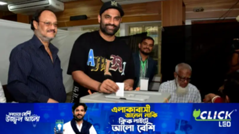 ত্রয়োদশ সংসদ নির্বাচনে প্রথম ভোট দিলেন সাবেক অধিনায়ক তামিম ইকবাল
