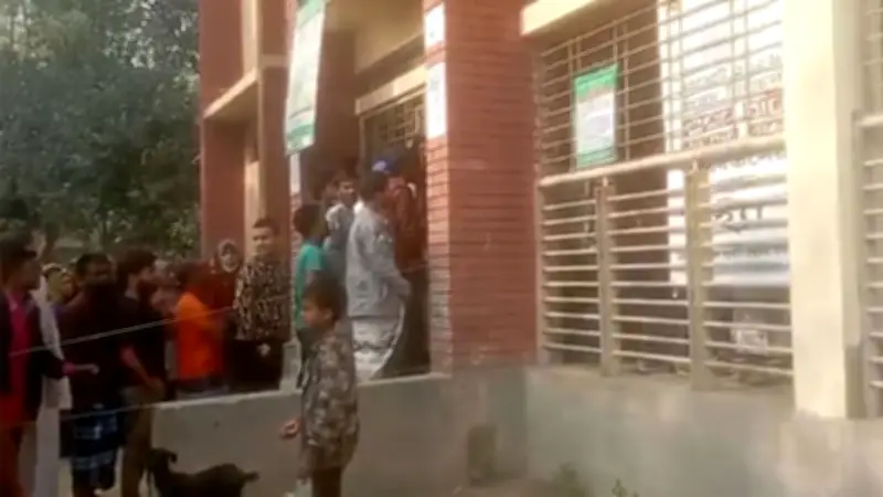শেরপুরে সিলমারা ব্যালট উদ্ধার, ভোটকেন্দ্রে উত্তেজনা ও শান্তিপূর্ণ পরিবেশের মিশ্র চিত্র