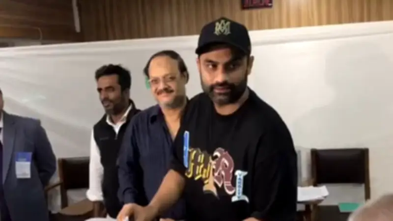 তামিম ইকবালের প্রথম ভোট, শেরপুরে শতাধিক ব্যালট উদ্ধার ও নির্বাচনী উত্তেজনা