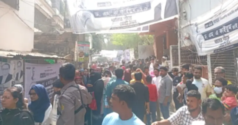 ঢাকা-১১ আসনে ভোটকেন্দ্রে কৃত্রিম ভিড়ের অভিযোগ, প্রিজাইডিং অফিসারদের বক্তব্যে বিভ্রান্তি