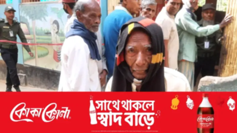 ১০৯ বছর বয়সেও লাঠিতে ভর দিয়ে ভোট দিলেন চট্টগ্রামের ধর্মরাজ দে