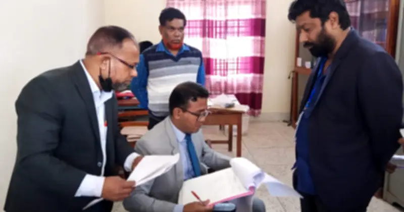 ফরিদপুরে ভোটকক্ষে টাকা বিতরণের অভিযোগে বিএনপি পোলিং এজেন্টের জরিমানা ও কারাদণ্ড