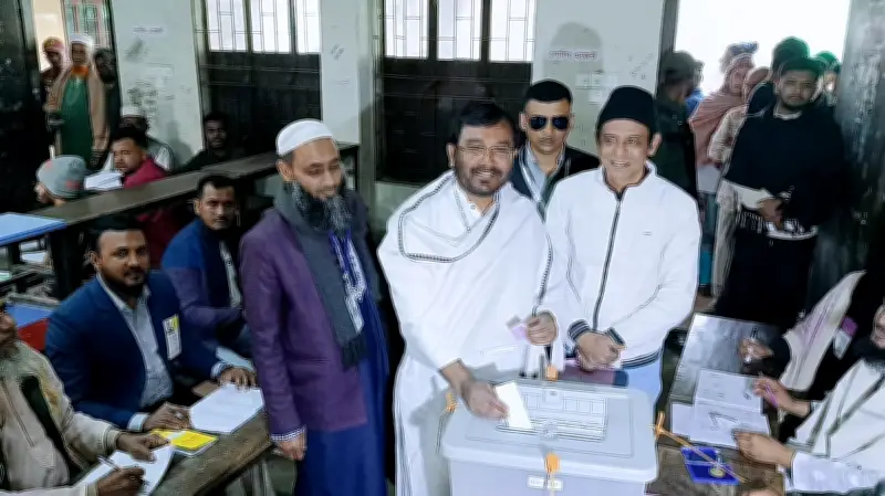 ফেনী-২ আসনে এবি পার্টির চেয়ারম্যান মঞ্জুর ভোটদান ও বিএনপির বিরুদ্ধে সন্ত্রাসের অভিযোগ