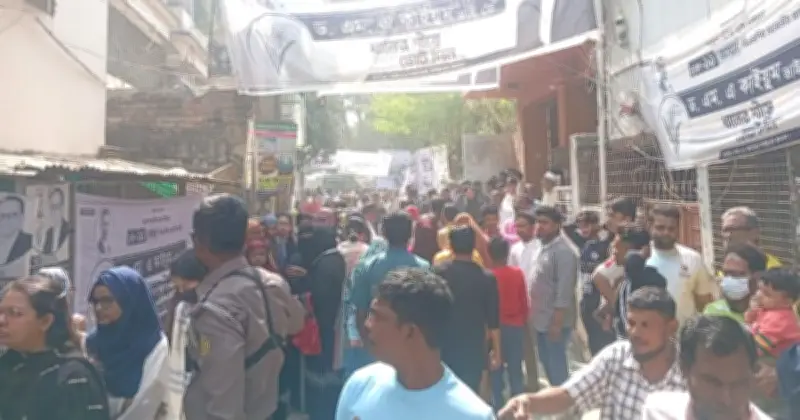 ভোটকেন্দ্রে কৃত্রিম ভিড়ের অভিযোগ, প্রিজাইডিং অফিসারদের বক্তব্যে বিভ্রান্তি