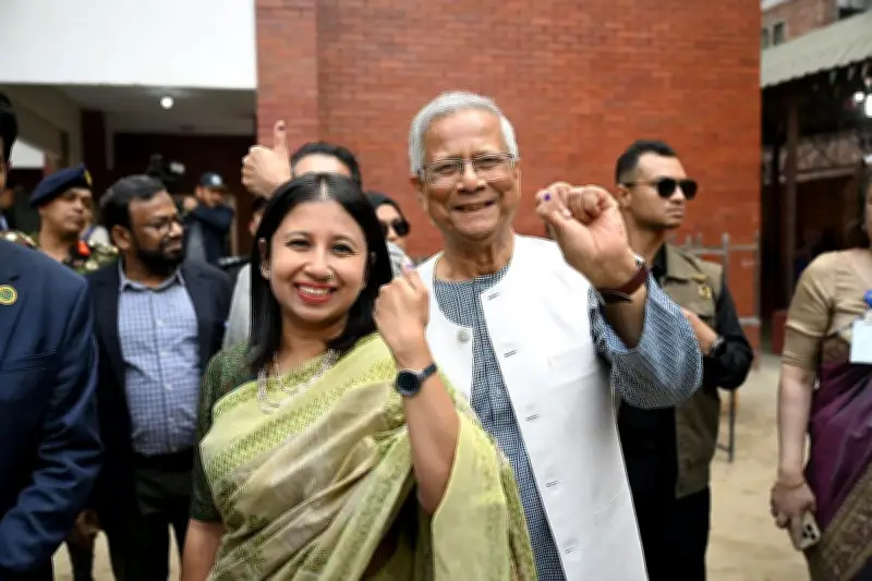 ভোটদানের পর প্রধান উপদেষ্টা মুহাম্মদ ইউনূসের আনন্দঘন অভিব্যক্তি প্রকাশ