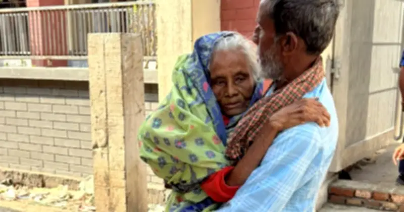 মুন্সীগঞ্জে ১৩৫ বছর বয়সী আমেনা বেগম ছেলের কোলে চড়ে ভোট দিলেন