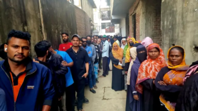 কক্সবাজারে উৎসবমুখর ভোটগ্রহণ, কলাতলীতে নারী-পুরুষের দীর্ঘ লাইন