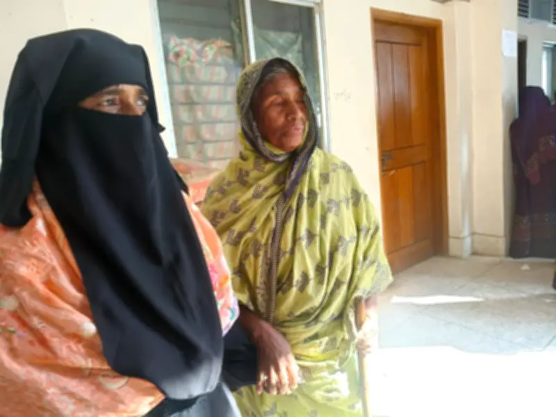 দৃষ্টিপ্রতিবন্ধী জুলেখা খাতুনের ভোটদান: ভাবির সহায়তায় গণতন্ত্রে অংশগ্রহণ