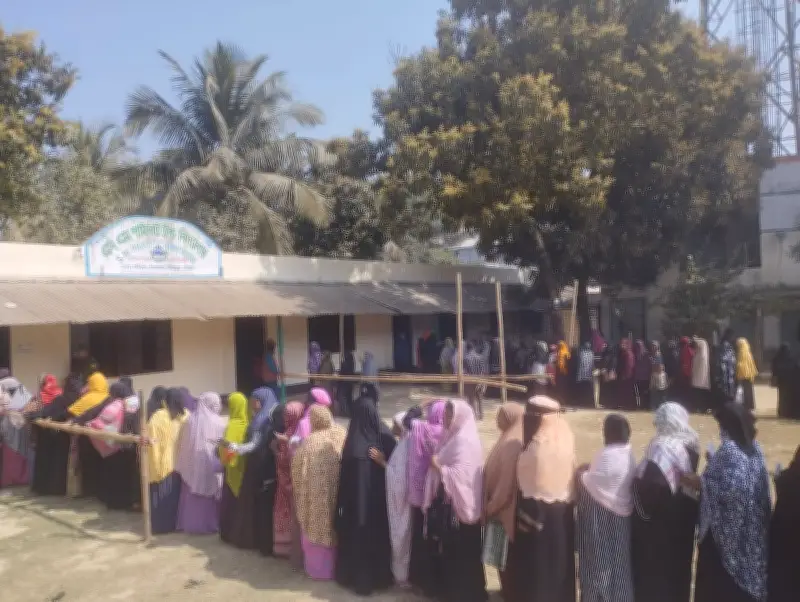 সীতাকুণ্ডের জঙ্গল সলিমপুরে নির্বাচনী দিনে শান্তিপূর্ণ পরিবেশ, নারী ভোটারদের দীর্ঘ লাইন