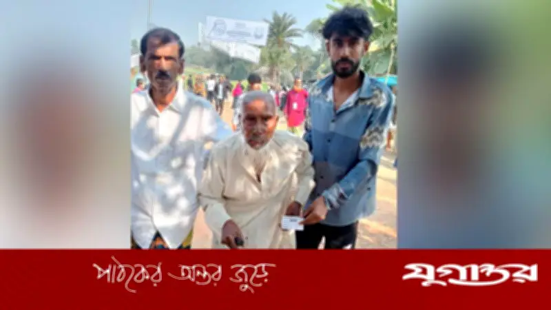 ১১০ বছর বয়সে ভোট দিলেন বাজিত খাঁন, নাতিদের সহায়তায় কেন্দ্রে উপস্থিতি
