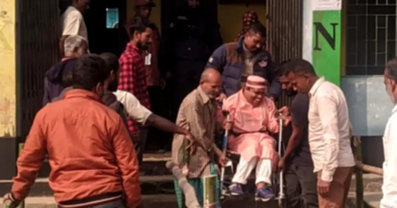 প্রতিবন্ধী মারুফের প্রথম ভোট: শারীরিক বাধা হার মানলো গণতন্ত্রের উৎসবে