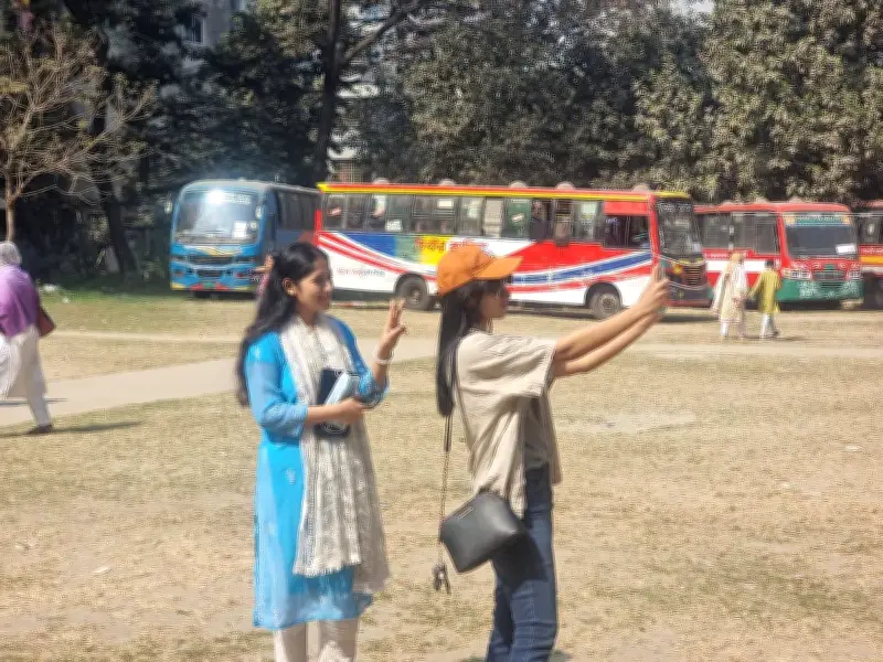 প্রথম ভোটের আনন্দে সেলফি তুলছেন নাফিসা ও মাহমুদা, খিলগাঁও মডেল কলেজে