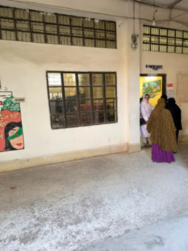 মিরপুর গার্লস আইডিয়াল স্কুলে ভোটকেন্দ্রে ভোটারদের ভোগান্তি ও আনন্দ