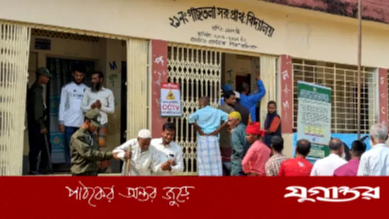 ৯০ বছর বয়সেও লাঠিতে ভর দিয়ে ভোট দিলেন মো. জব্বার, বললেন 'নাগরিক দায়িত্ব'