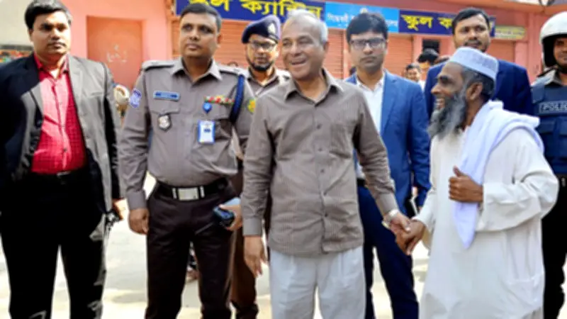 স্বরাষ্ট্র উপদেষ্টার ভোটকেন্দ্র পরিদর্শন, ৩ আসনে ভোট স্থগিতের দাবি ও সহিংসতার অভিযোগ